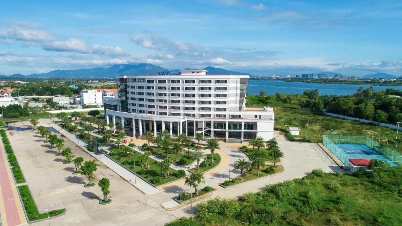 Khách sạn Navy Hotel Cam Ranh với thiên nhiên xanh mát