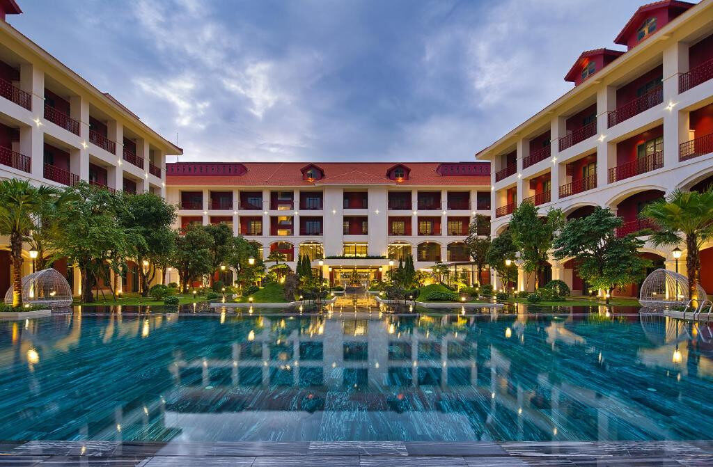 Không gian thư giãn tại bể bơi của Senna Hue Hotel