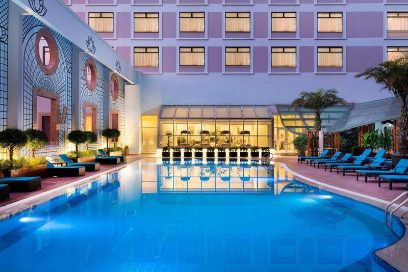 Hồ bơi tại khách sạn Sheraton Sài Gòn