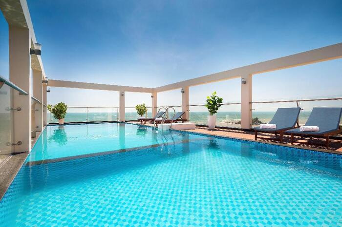 Chiêm ngưỡng toàn cảnh view biển thơ mộng từ trên cao tại Corvin Hotel Vũng Tàu