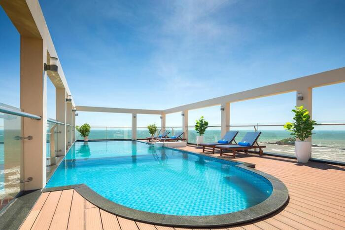 Chiêm ngưỡng toàn cảnh view biển thơ mộng từ trên cao tại Corvin Hotel Vũng Tàu