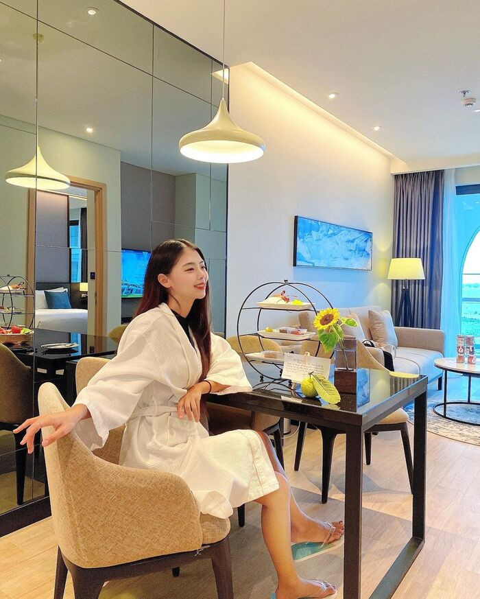 Chiêm ngưỡng trọn vẹn khung cảnh bờ vịnh kỳ quan ngoạn mục từ vị trí Citadines Marina Hạ Long
