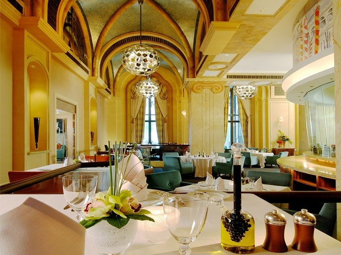 Khách sạn Emirates Palace, khách sạn 8 sao đầu tiên trên thế giới với giá phòng 2,7 tỷ/ đêm
