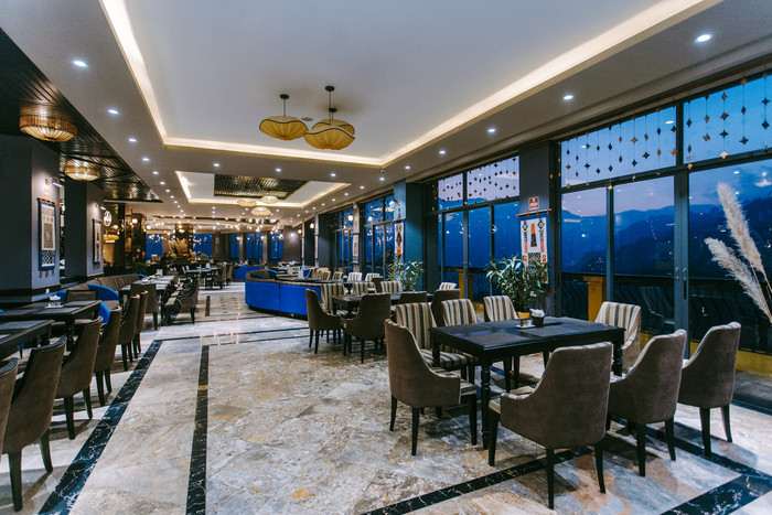 Ngắm nhìn toàn cảnh núi Fansipan và thung lũng Mường Hoa đẹp như tranh vẽ từ khách sạn Sapa Charm
