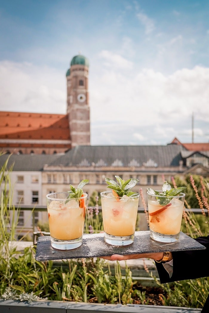 Sau cánh cửa Bayerischer Hof là cả một cuộc sống thượng lưu của giới quý tộc Đức ngày xưa