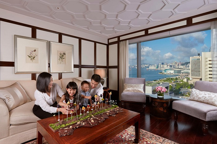 Tận cùng sự sang trọng xứ Cảng thơm là Mandarin Oriental Hong Kong, một trong khách sạn cao cấp nhất thế giới
